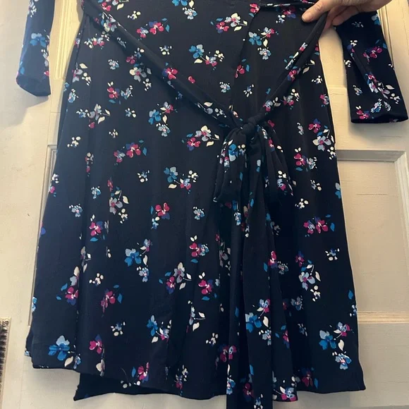 NWT VERSATILE Floral Wrap Dress w/V Neck and a Comfortable Knit Fit - Picture 9 of 12